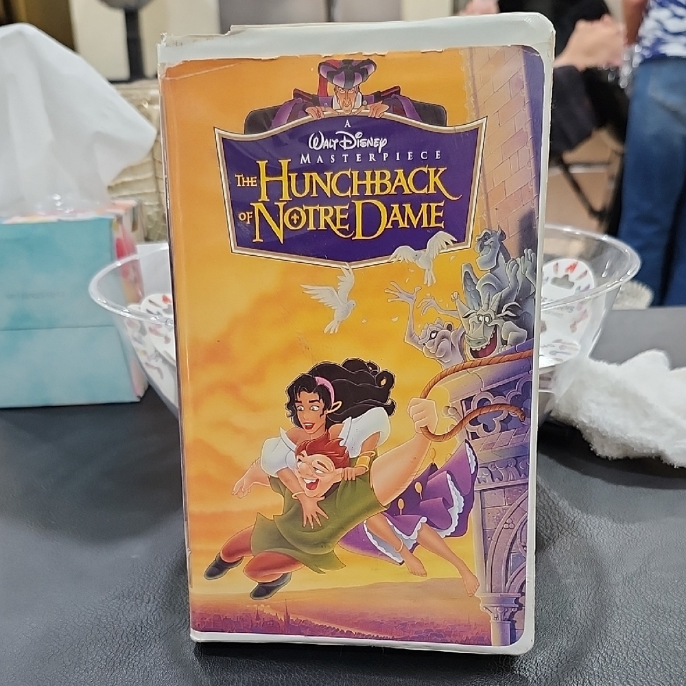 DISNEY THE HUNCHBACK of NOTRE DAME VHS TAPE(CLAM SHELL)